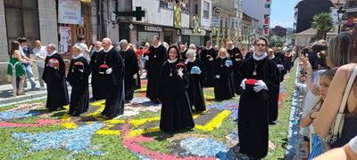 La Cofradía Internacional de Investigadores participa en el Corpus Christi de Puenteareas