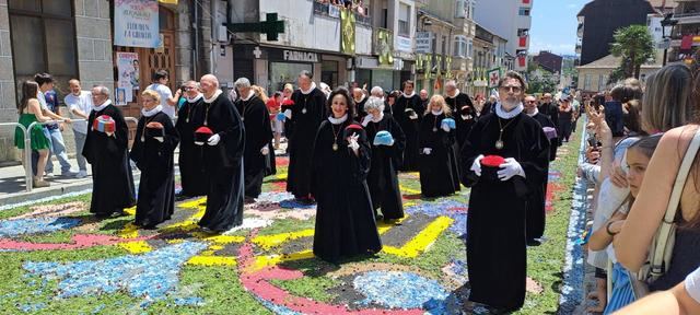 La Cofradía Internacional de Investigadores participa en el Corpus Christi de Puenteareas