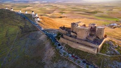La Diputación de Toledo retoma la visita al castillo de Consuegra tras ser aplazado en enero por el temporal