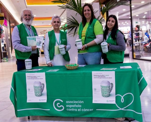 Voluntarios y trabajadores de la Asociación Española contra el Cáncer salieron a la calle en el día de la cuestación