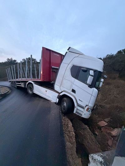 Cortada la CM-4106 en Anchuras tras la salida de vía de un camión
