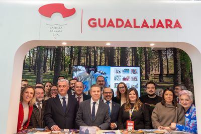 García-Page arropa al sector turístico de Castilla-La Mancha en FITUR en una jornada marcada por el luto