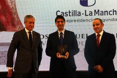 CLM recibe el premi o a la “constancia” por su labor en Europa