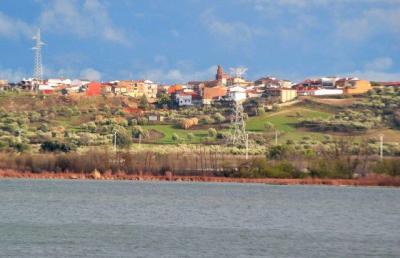 Sanidad prohíbe el baño en el embalse de Cazalegas: "no apto"