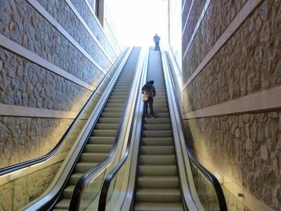 Cinco turistas heridas tras una caída en cadena en las escaleras mecánicas de la Granja