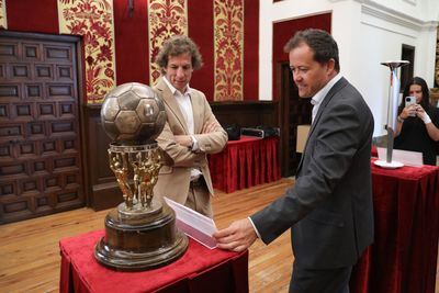 Una muestra histórica exhibe las copas más emblemáticas del deporte nacional