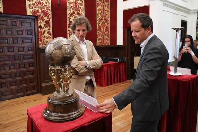 Una muestra histórica exhibe las copas más emblemáticas del deporte nacional
