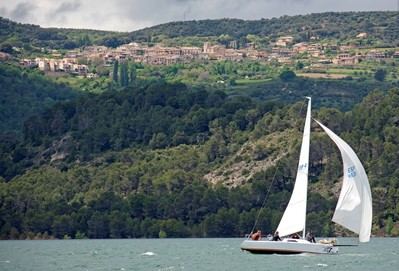 Un concurso fotográfico inspira el calendario municipal de Alocén para 2026