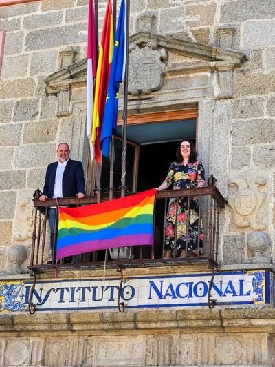 La Delegación de la Junta en Talavera luce la bandera LGTBI con motivo del Día del Orgullo