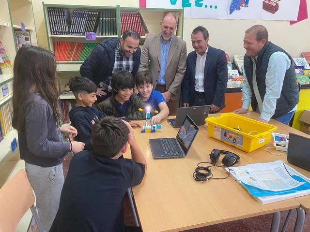 CLM dota 826 dispositivos a 147 centros educativos de localidades rurales