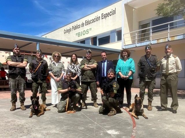 El CPEE Bios de Talavera abre sus puertas a unos maestros de cuatro patas muy especiales