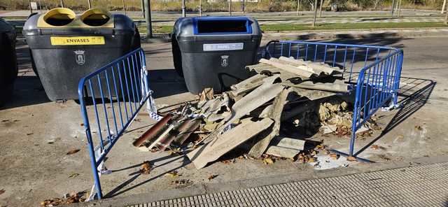 Alertan sobre un vertido de amianto que lleva un mes en la vía pública