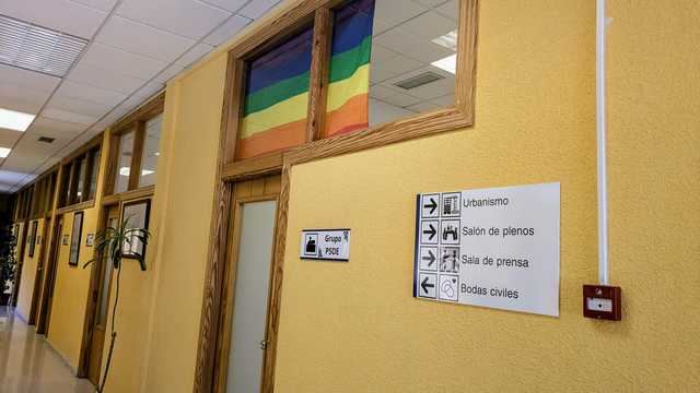 El PSOE de Talavera muestra su apoyo al colectivo LGTBIQ colocando la bandera arcoíris en la puerta de su despacho en el Ayuntamiento