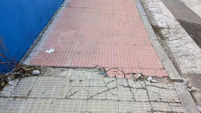 “Bandera sí, aceras no”: Los socialistas critican la gestión de PP y Vox