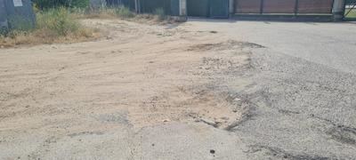 El camino de acceso a esta piscina de Talavera es un laberinto de baches y basura