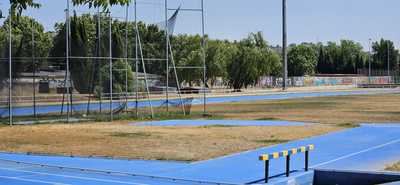 Césped seco, goteras y falta de mantenimiento: Así se encuentran las instalaciones deportivas