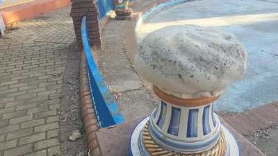 Denuncian el abandono de la cerámica de los Jardines del Prado