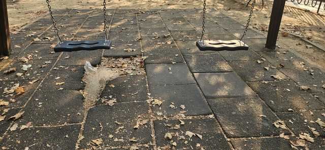 El PSOE acusa al Gobierno local de esperar a 2026 para arreglar los parques infantiles