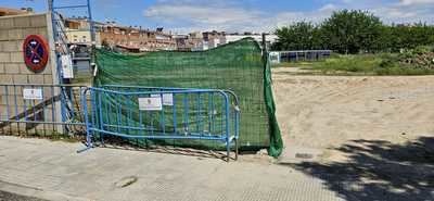 Otro barrio de Talavera abandonado: suciedad, malas hierbas, tocones y bordillos en mal estado