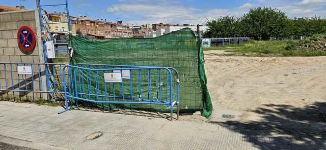 Otro barrio de Talavera abandonado: suciedad, malas hierbas, tocones y bordillos en mal estado
