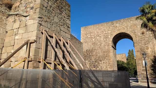 El PSOE critica que el 'presupuesto histórico' no incluya la reparación de la muralla