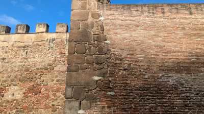 Aparece una nueva grieta en la muralla de la calle Carnicerías