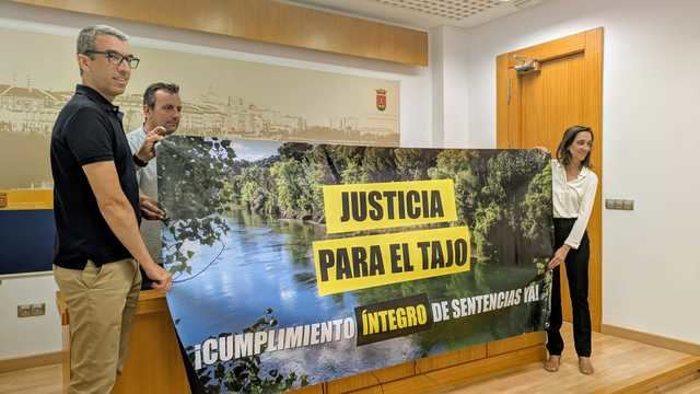 El PSOE de Talavera exige justicia para el Tajo con una pancarta