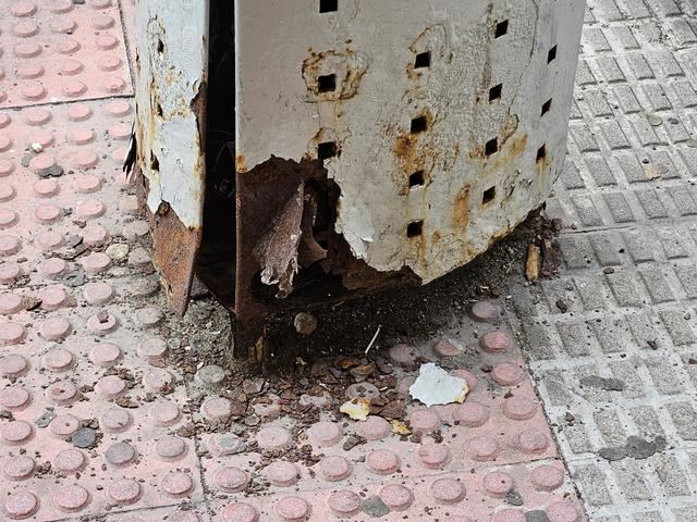 Así están las papeleras de Talavera: rotas, oxidadas y llenas de suciedad