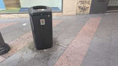 Las calles comerciales de Talavera acumulan basura y suciedad