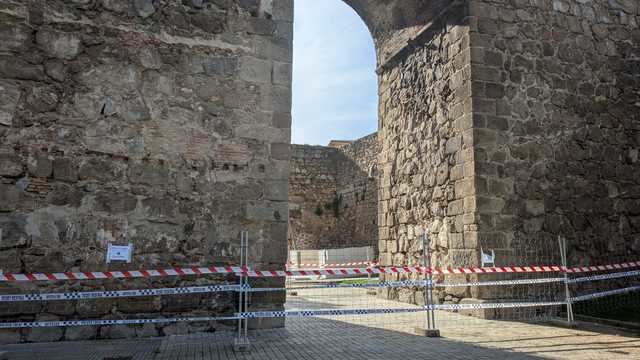 El PSOE denuncia que el alcalde haya tardado un año en pedir la emergencia para actuar en las torres dañadas de la muralla