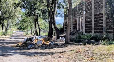 El camino del parque de los Caños vuelve a acumular basura y escombros