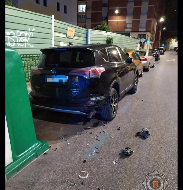 Se da a la fuga tras chocar de madrugada contra un coche aparcado