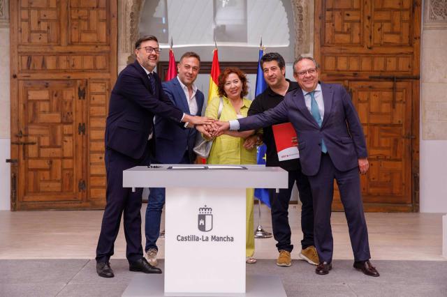 Mejoras en ratios y horas lectiva: El Gobierno de Castilla-La Mancha firma un acuerdo con sindicatos
