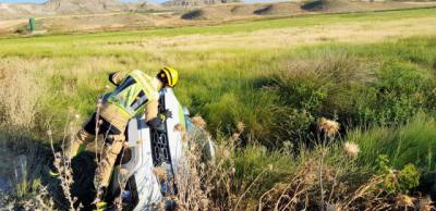 Rescate de película: Un joven queda atrapado en su coche tras caer en un arroyo