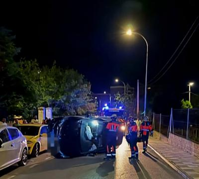 Espectacular vuelco de un coche: el conductor da positivo en alcoholemia
