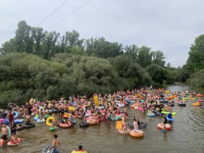 Disfraces, el río y un flotador: la 'tontuna' que arrasa en este pueblo de Toledo
