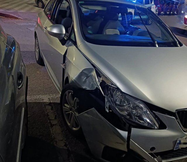 Vehículo que chocó contra una farola en Cuenca
