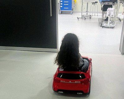 Los niños del Hospital de Toledo viajan en coches eléctricos al quirófano
