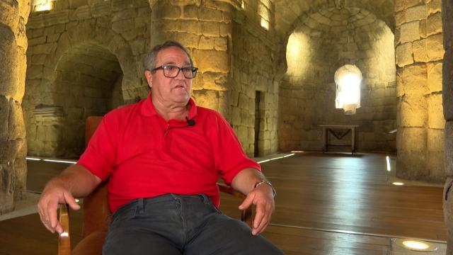 El pintor Luis García-Page en la ermita de Santa María de Melque, de San Martín de Montalbán.