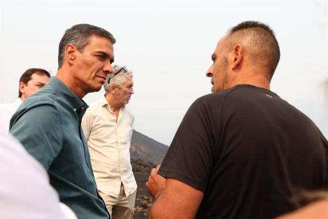 El presidente del Gobierno, Pedro Sánchez (i), durante una visita a zonas afectadas por incendios forestales 