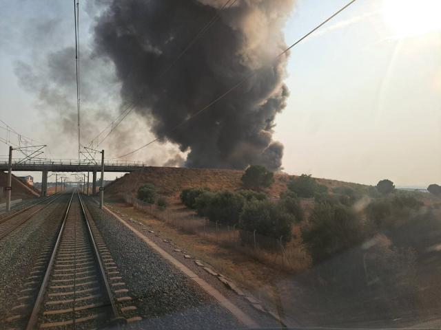 Suspendida la circulación entre Yeles y La Sagra (Toledo) por un incendio de una fábrica cercana a la vía.