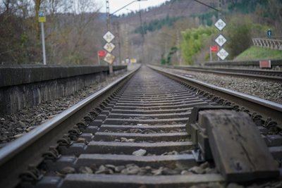 Muere un operario ferroviario tras ser embestido por un convoy de carga