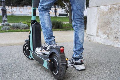 El PSOE propone elevar a 16 años la edad mínima de uso y limitar a 20km/h la velocidad de los patinetes eléctricos