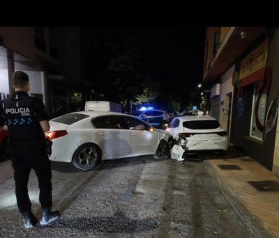 Pierde el control de su coche y provoca una colisión múltiple con vehículos estacionados