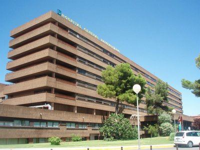Un trabajador acaba en el hospital tras caerle encima cal viva