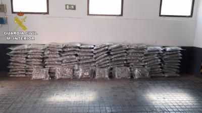 ¡Pillado! Transportaba caballos y... 121 kilos de marihuana