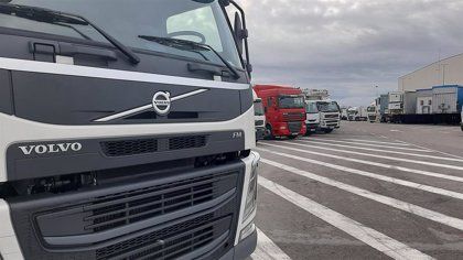 Camiones aparcados en un centro de trabajo de Cantabria - EUROPA PRESS
