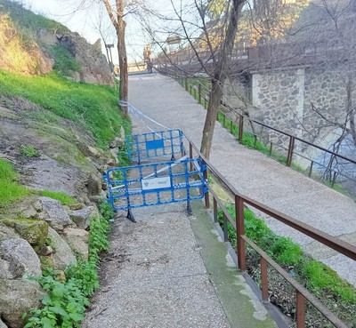 Cierre del tramo de la senda ecológica entre Alcántara y el Barco Pasaje debido a un desprendimiento de tierras