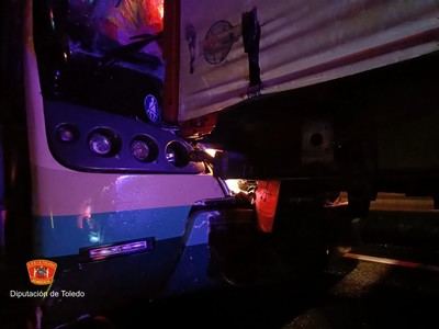 Colisión entre dos camiones y un autobús en la A-5 a la altura de El Casar de Escalona