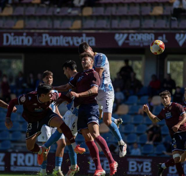 El CF Talavera cae 2-1 ante el Pontevedra CF en un intenso encuentro